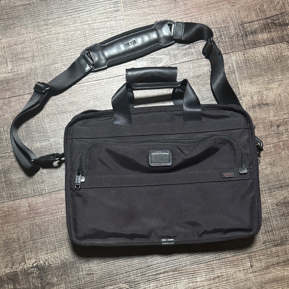 Tumi Alpha 2 Triple Compartment Black Nylon 💼 Briefcase / Crossbody Bag